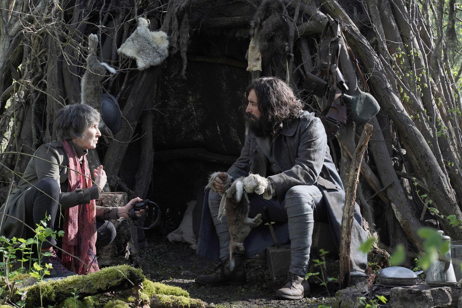 Jean Dujardin and Simona Maicanescu in Dix pour cent (2015)