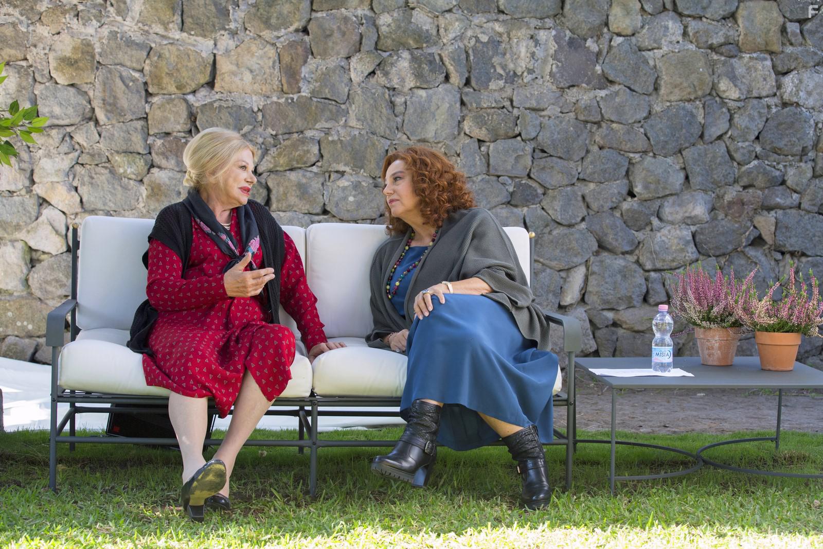 Sandra Milo and Stefania Sandrelli in A casa tutti bene (2018)