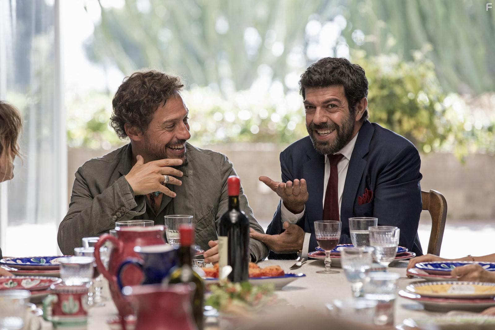 Stefano Accorsi and Pierfrancesco Favino in A casa tutti bene (2018)