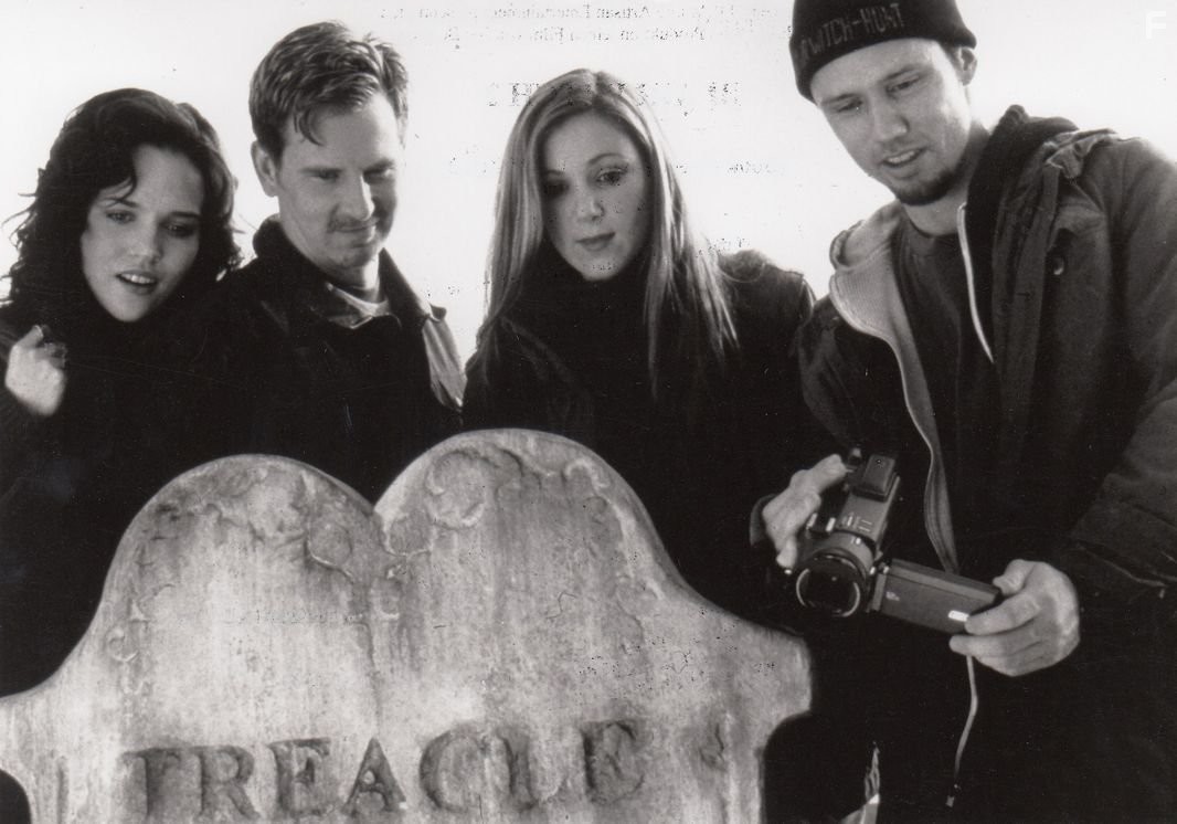 Jeffrey Donovan, Erica Leerhsen, Tristine Skyler, and Stephen Barker Turner in Ведьма из Блэр 2: Книга теней (2000)