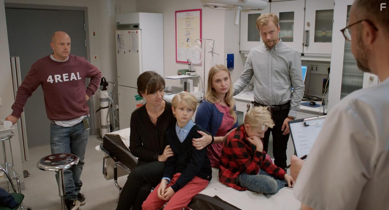 Fredrik Hallgren, Erik Johansson, Petra Mede, and Vera Vitali in Bonusfamiljen (2017)