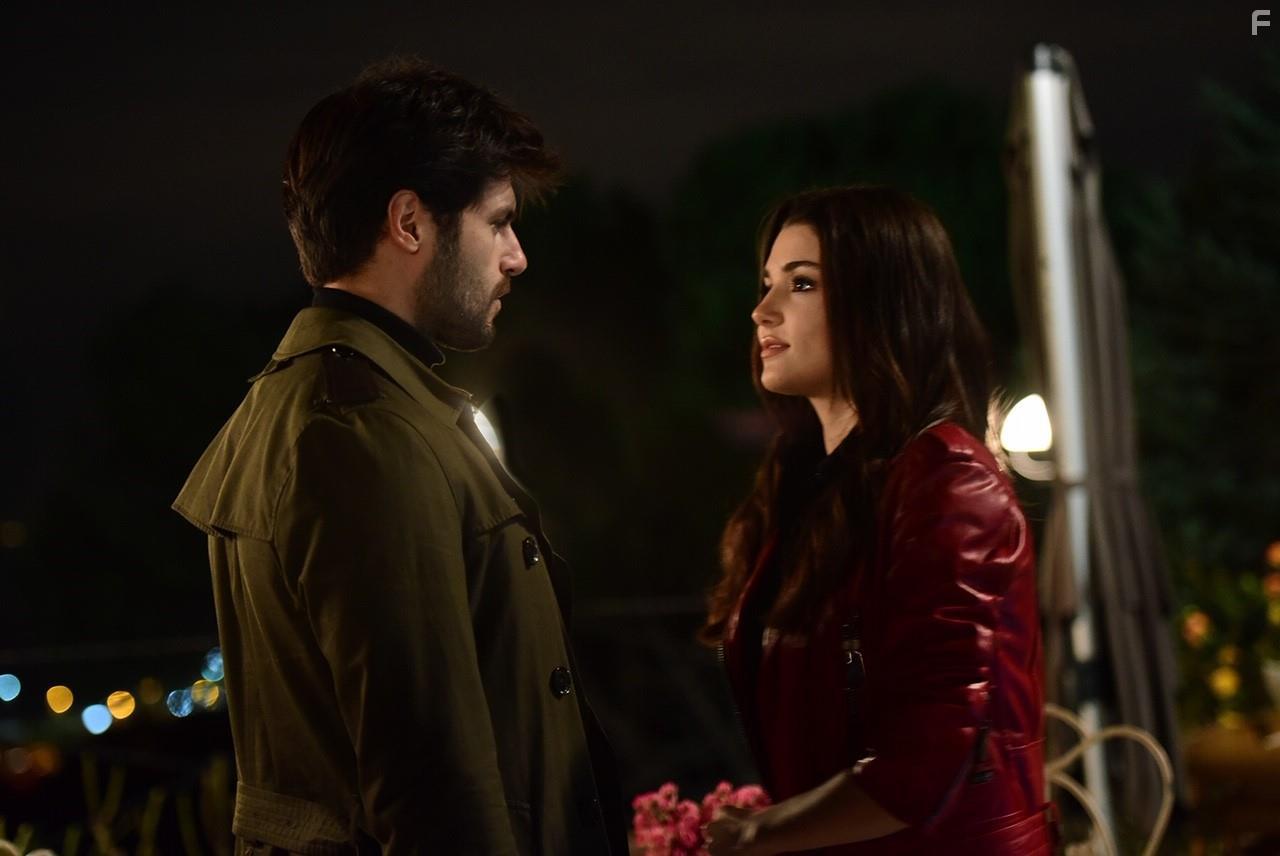 Serkan ayoglu and Hande Erel in Halka (2019)