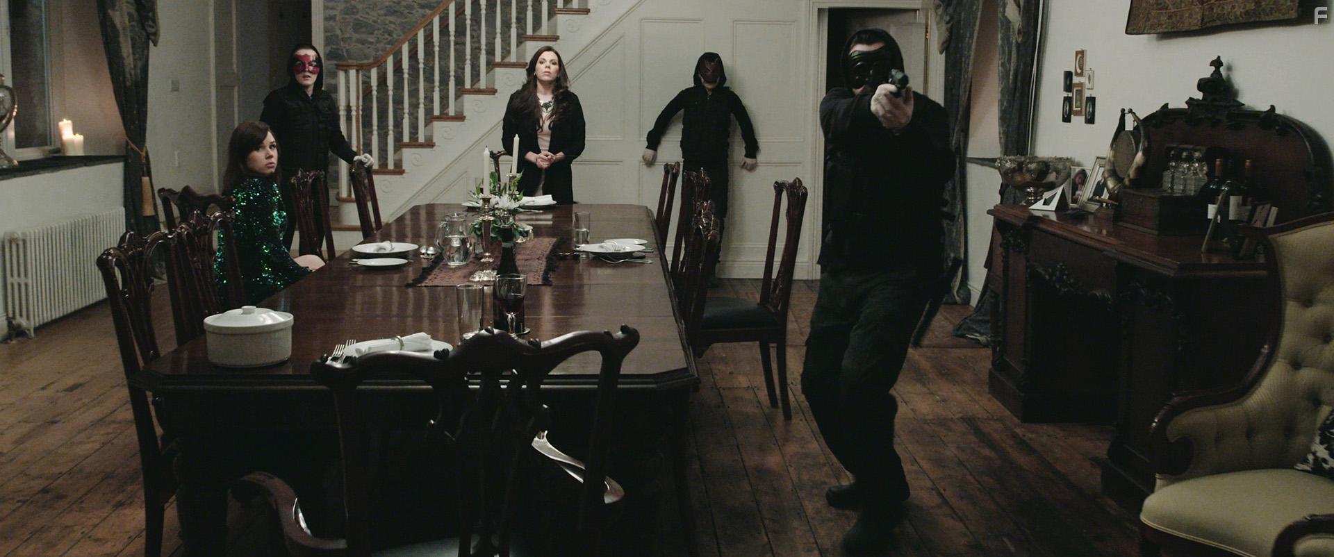 Sam Lucas Smith, Johnny Elliott, Sinead O'Riordan, Saoirse Long, and Sue Walsh in Killers Within (2018)