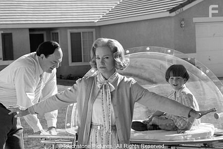 Swoosie Kurtz, John Carroll Lynch, and Mitch Holleman in Парень из пузыря (2001)