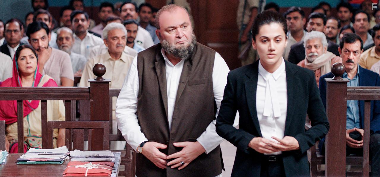 Rishi Kapoor, Tapsee Pannu, Ashrut Jain, and Abdul Quadir Amin in Mulk (2018)