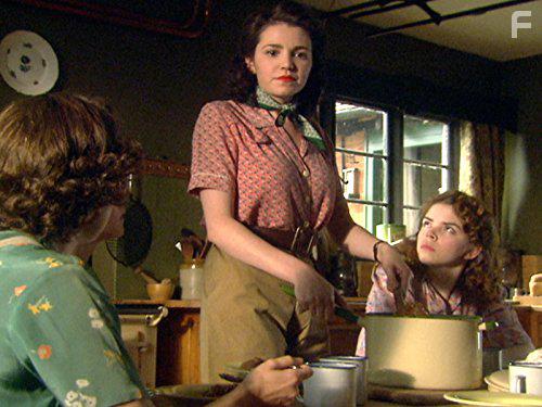 Jo Woodcock, Becci Gemmell, and Seline Hizli in Land Girls (2009)