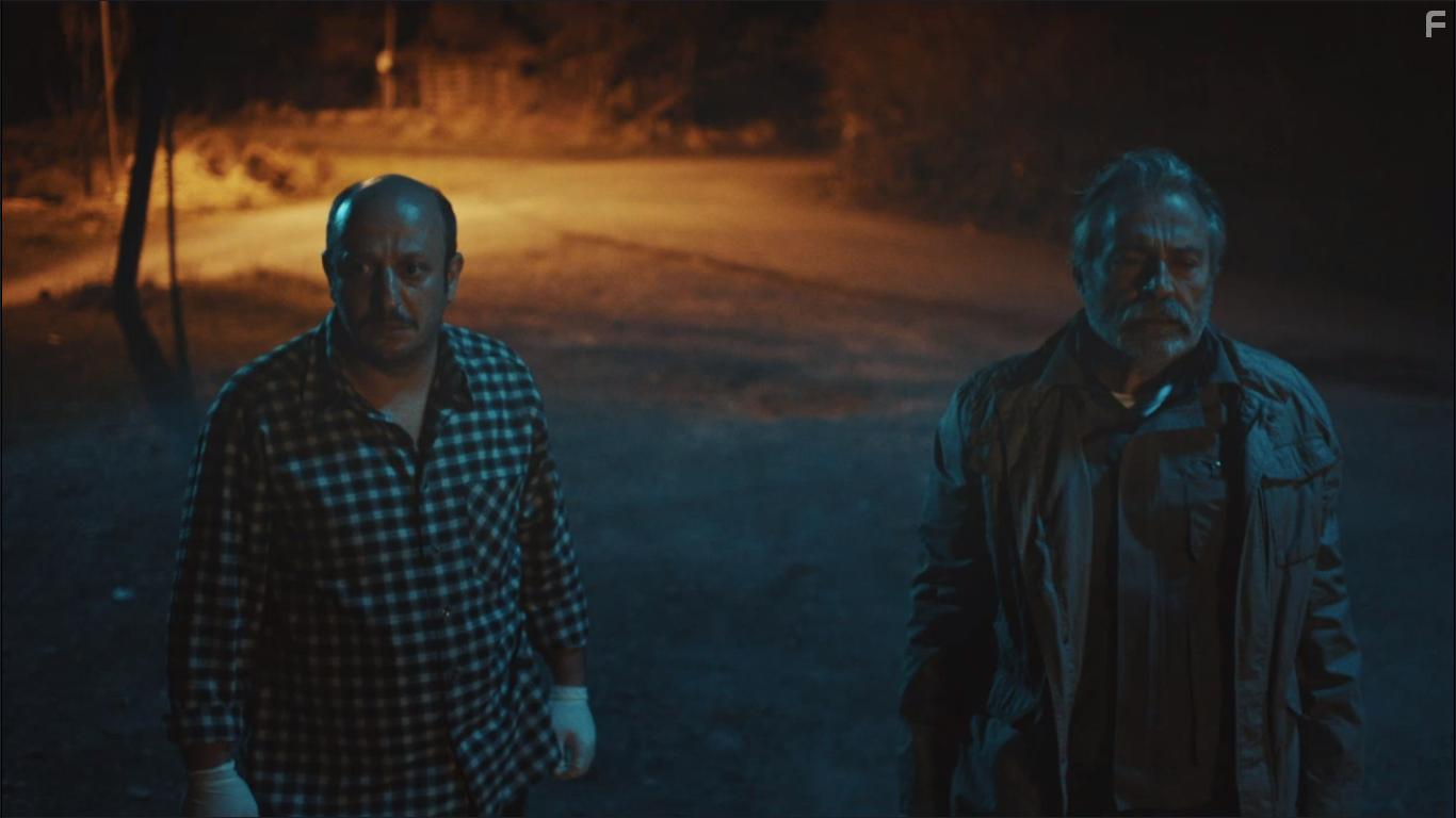 Haluk Bilginer and Serkan Keskin in Masum (2017)