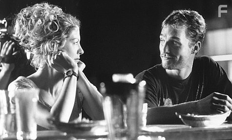Matthew McConaughey and Jenna Elfman in Эд из телевизора (1999)