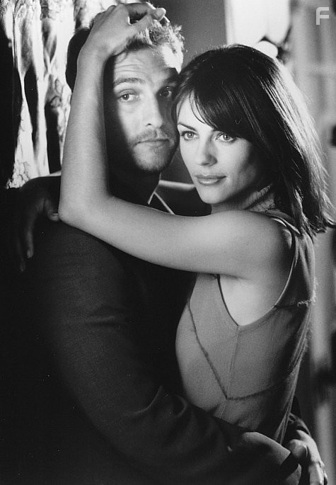 Elizabeth Hurley and Matthew McConaughey in Эд из телевизора (1999)
