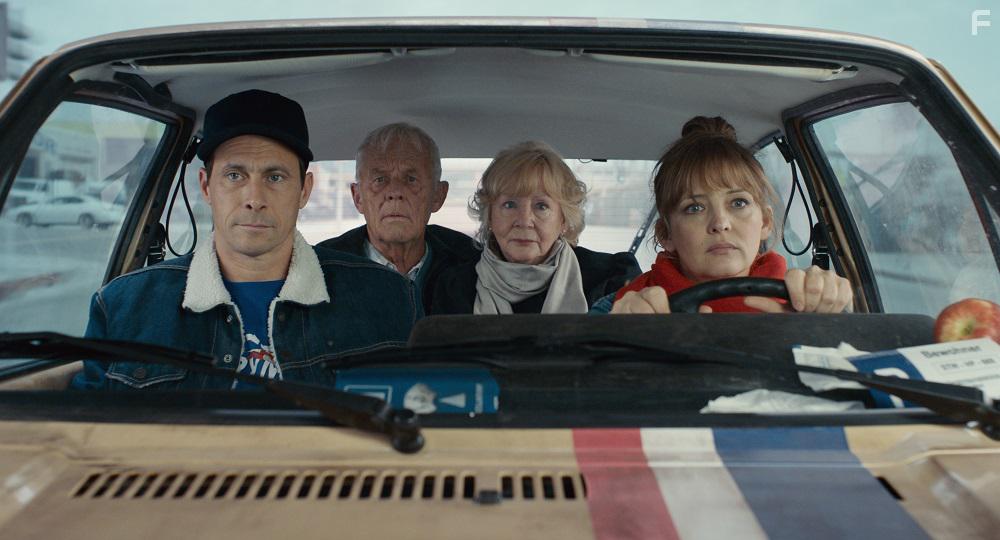 Marc Hosemann and Laura Tonke in Zwei im falschen Film (2017)