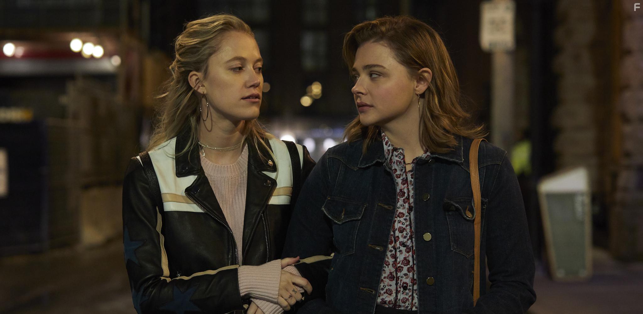 Chlo Grace Moretz and Maika Monroe in Greta (2018)
