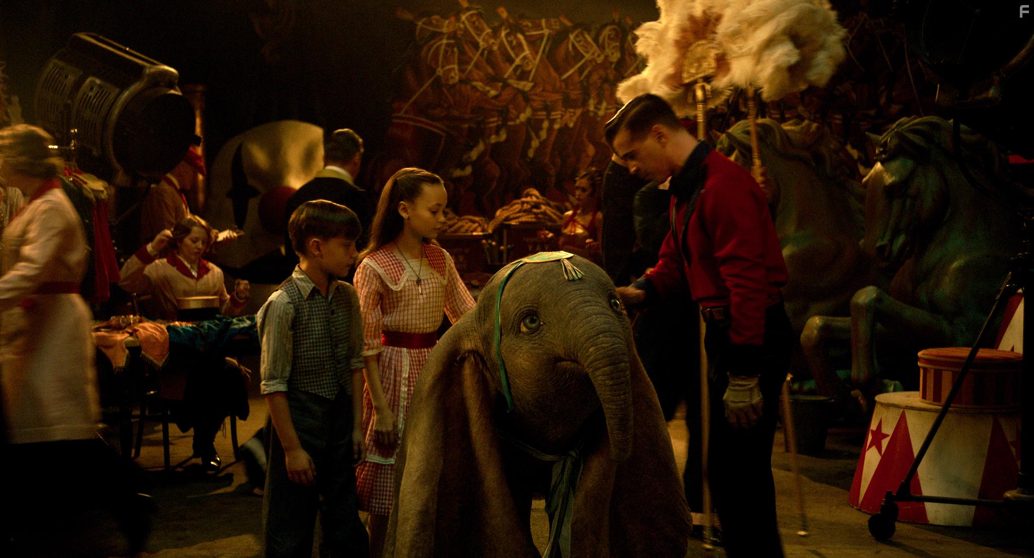Colin Farrell, Nico Parker, and Finley Hobbins in Dumbo (2019)