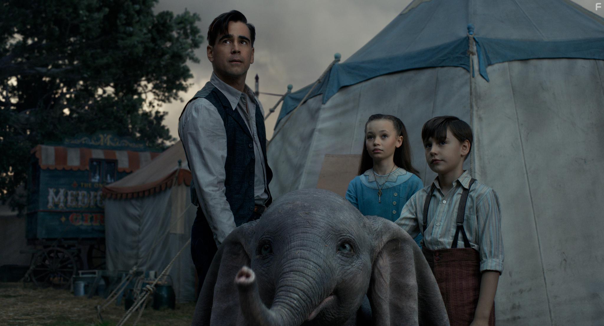 Colin Farrell, Nico Parker, and Finley Hobbins in Dumbo (2019)