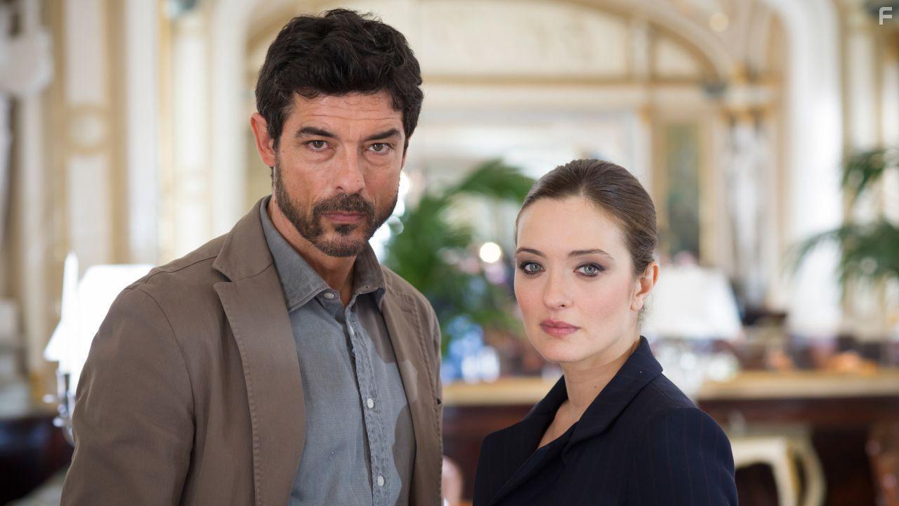 Alessandro Gassman and Carolina Crescentini in I bastardi di Pizzofalcone (2017)