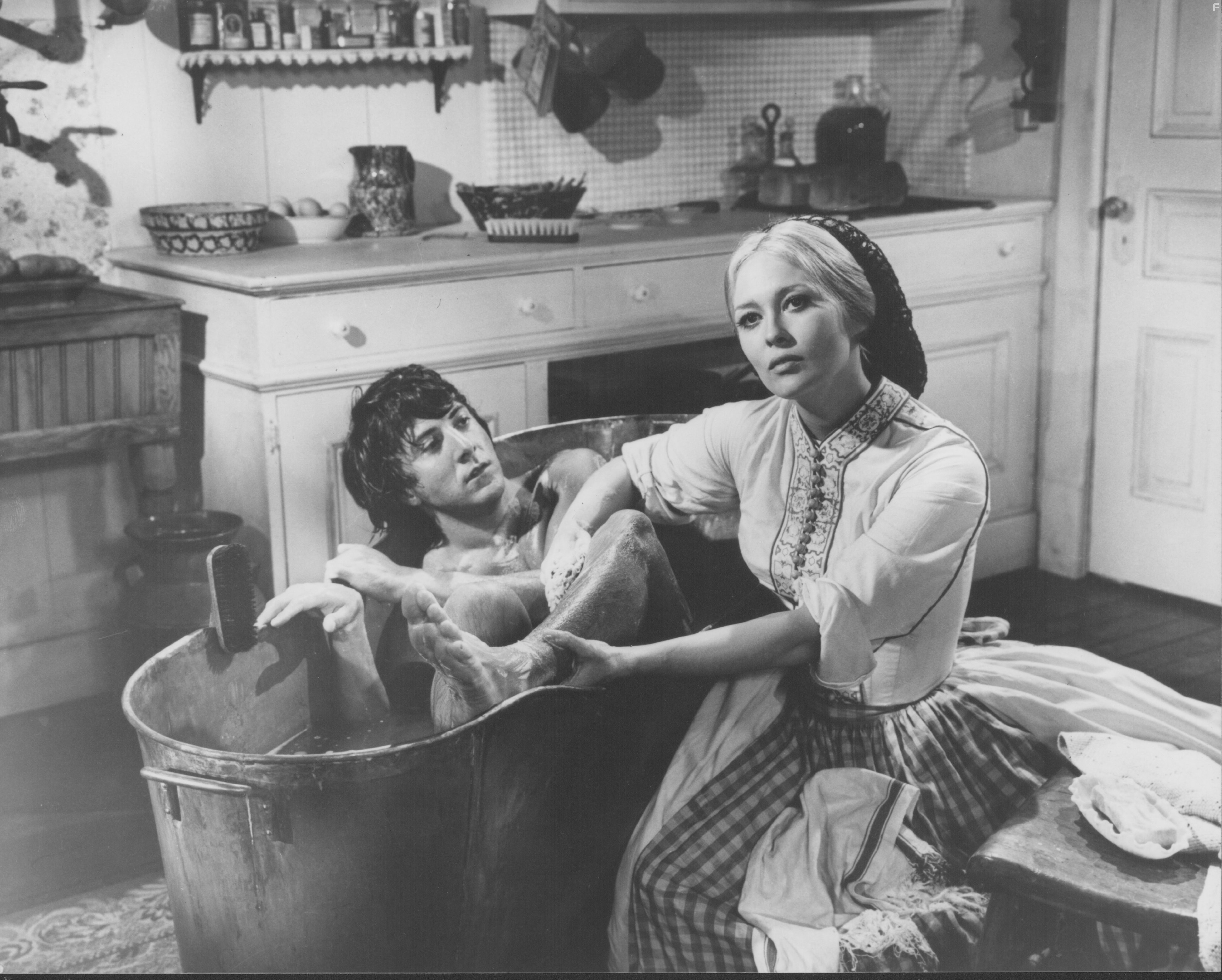Dustin Hoffman and Faye Dunaway in Маленький большой человек (1970)