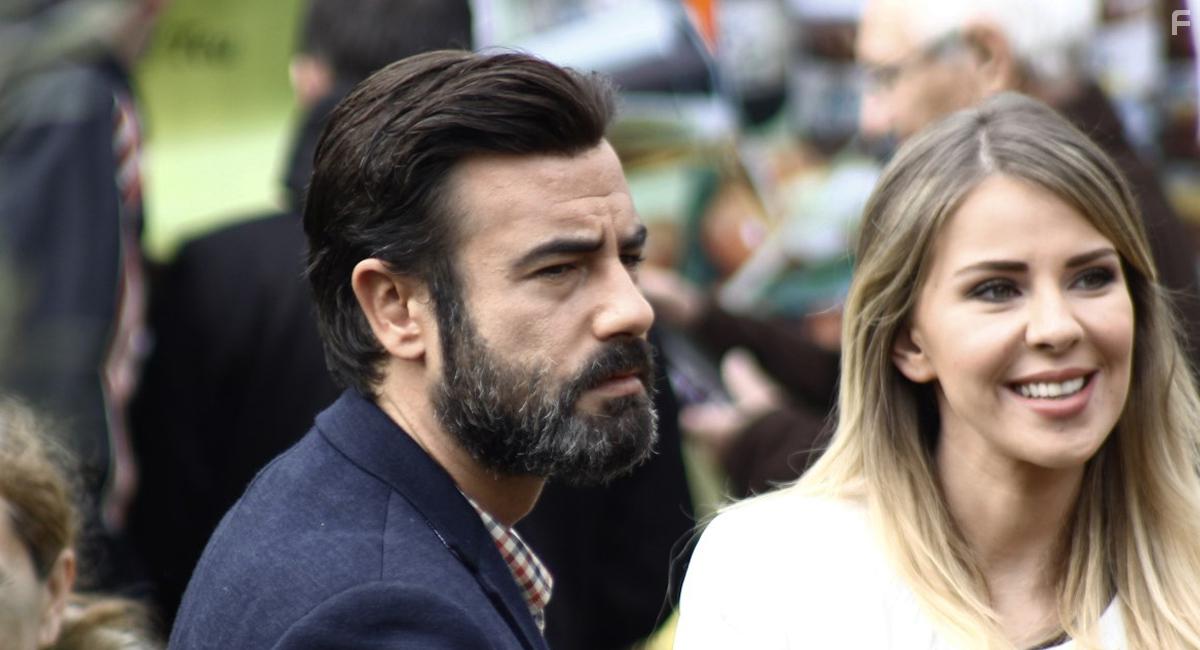 Tayan Ayaydin and Oya Okar in Zeytin Tepesi (2014)