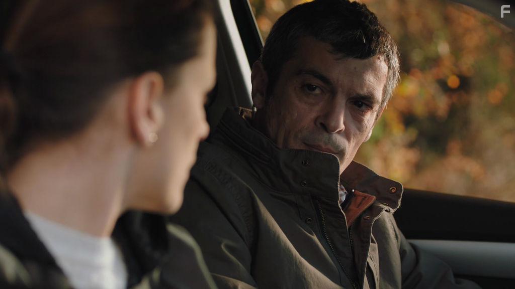 Xabier Deive and Paula Morado in Vivir sin permiso (2018)