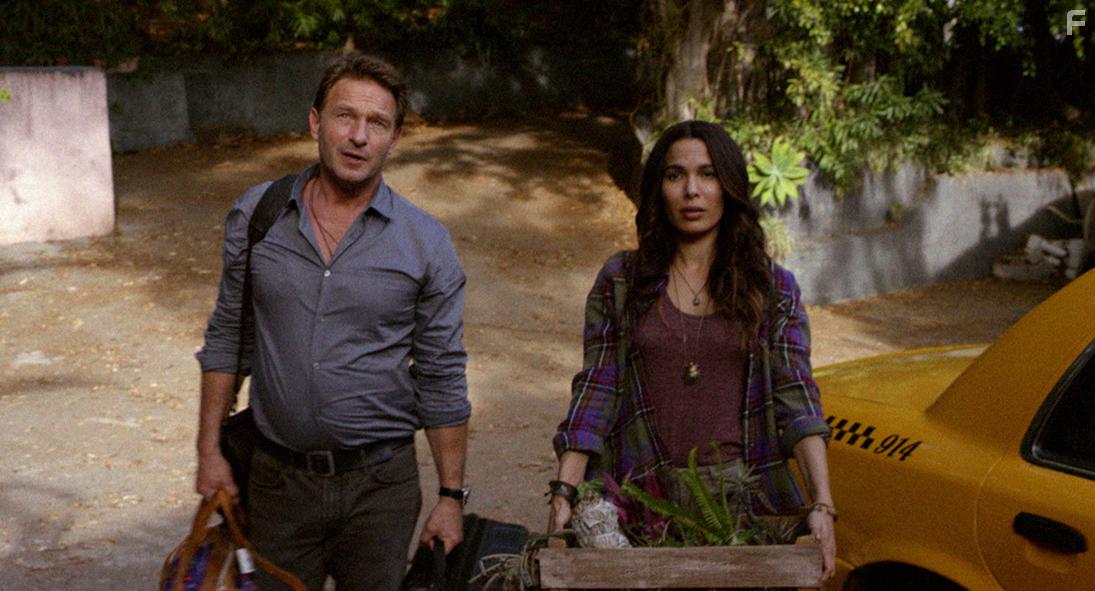 Thomas Kretschmann and Nadine Velazquez in Discarnate (2018)