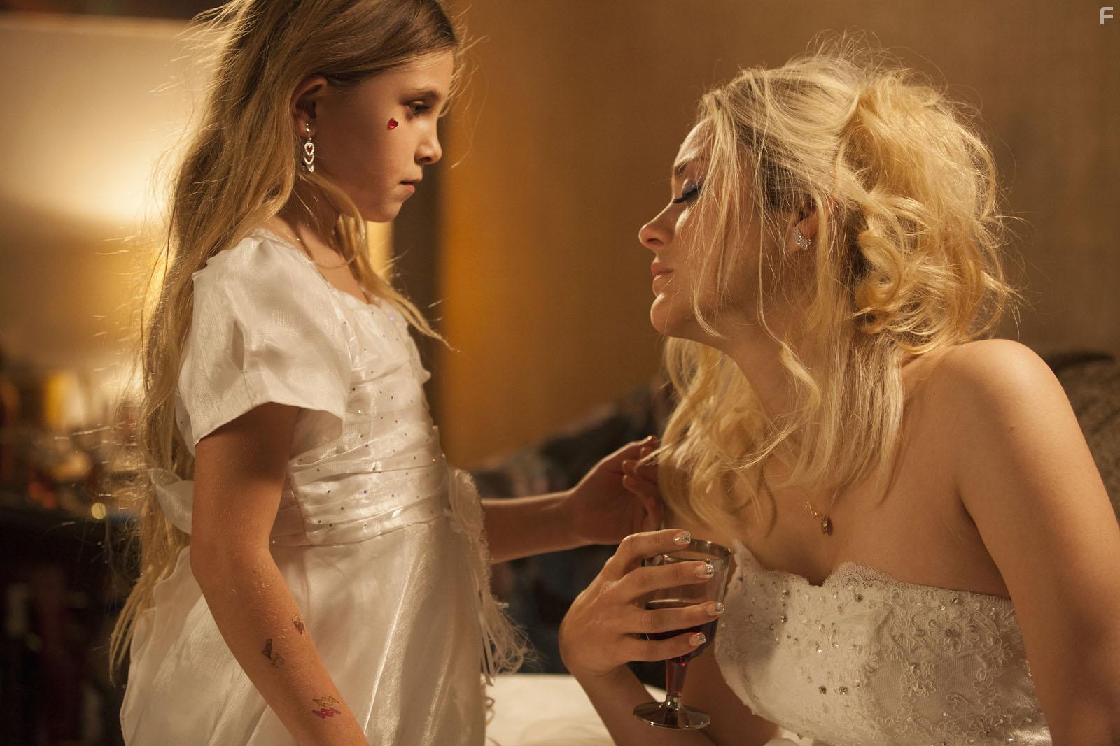 Marion Cotillard and Ayline Aksoy-Etaix in Gueule d'ange (2018)