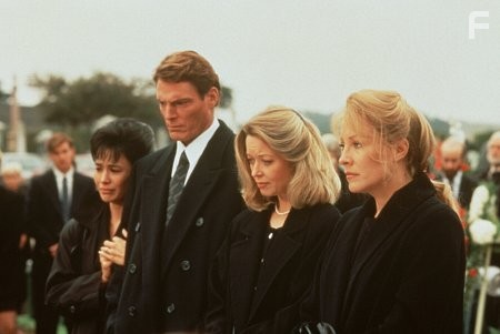 Christopher Reeve and Linda Kozlowski in Деревня проклятых (1995)