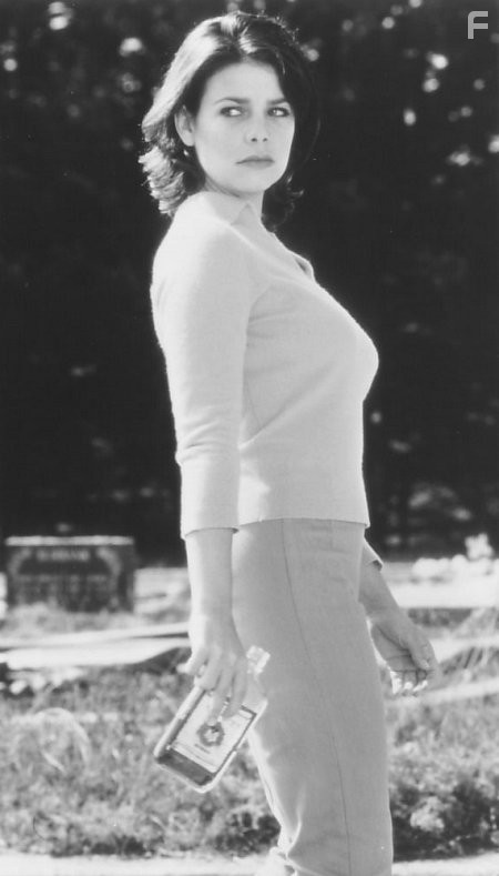 Meredith Salenger in Деревня проклятых (1995)