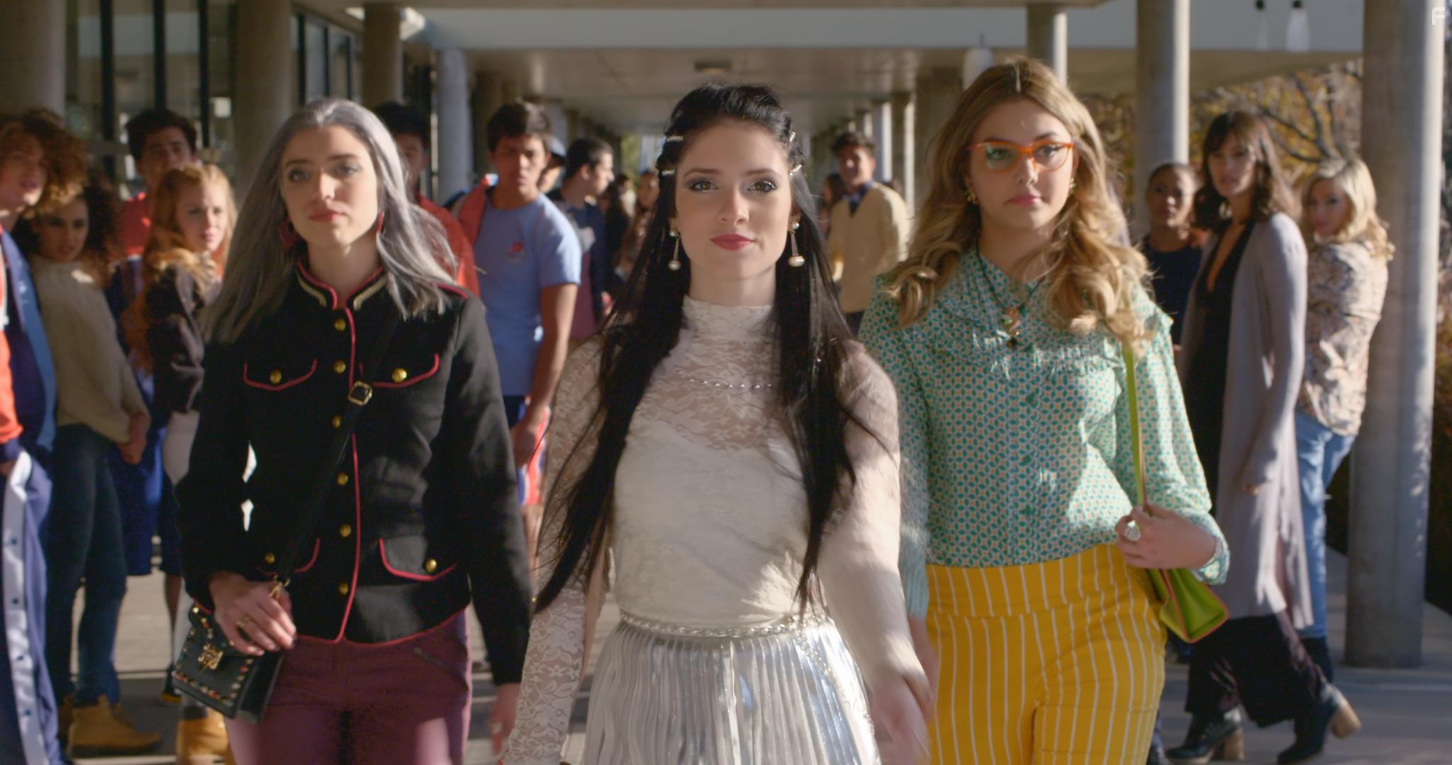 Renata Toscano Bruzn and Majo Chicar in Go! Vive a Tu Manera (2019)