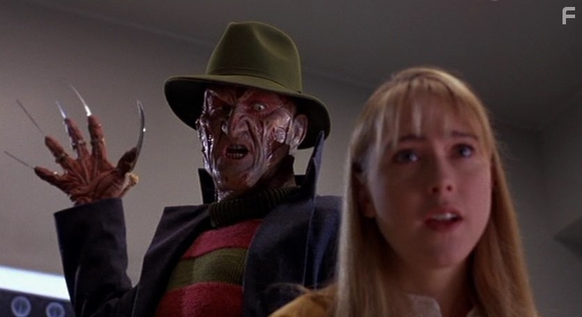 Robert Englund and Tracy Middendorf in Кошмар на улице Вязов 7: Новый кошмар (1994)