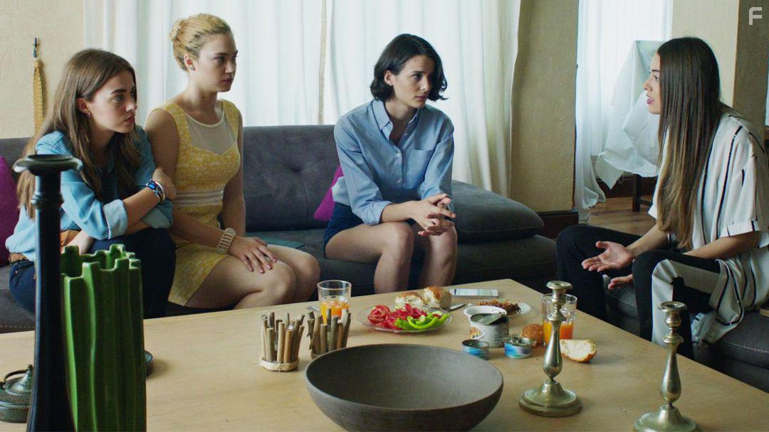 Dilan iek Deniz, Bensu Soral, Bsra Develi, and Melisa Senolsun in Tatli Kk Yalancilar (2015)