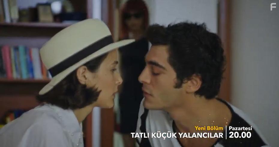 Burak Deniz and Bsra Develi in Tatli Kk Yalancilar (2015)