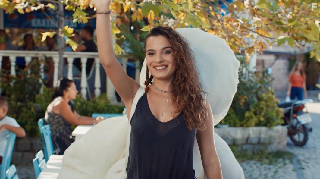 Asli Bekiroglu in Yol Arkadasim (2017)