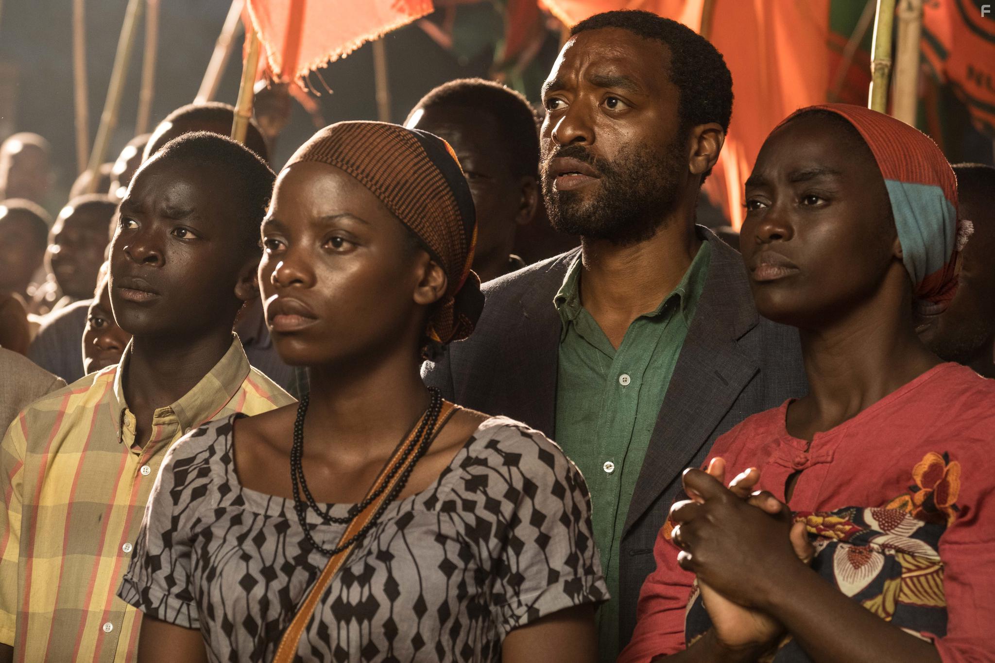 Chiwetel Ejiofor, Maxwell Simba, and Lily Banda in The Boy Who Harnessed the Wind (2019)