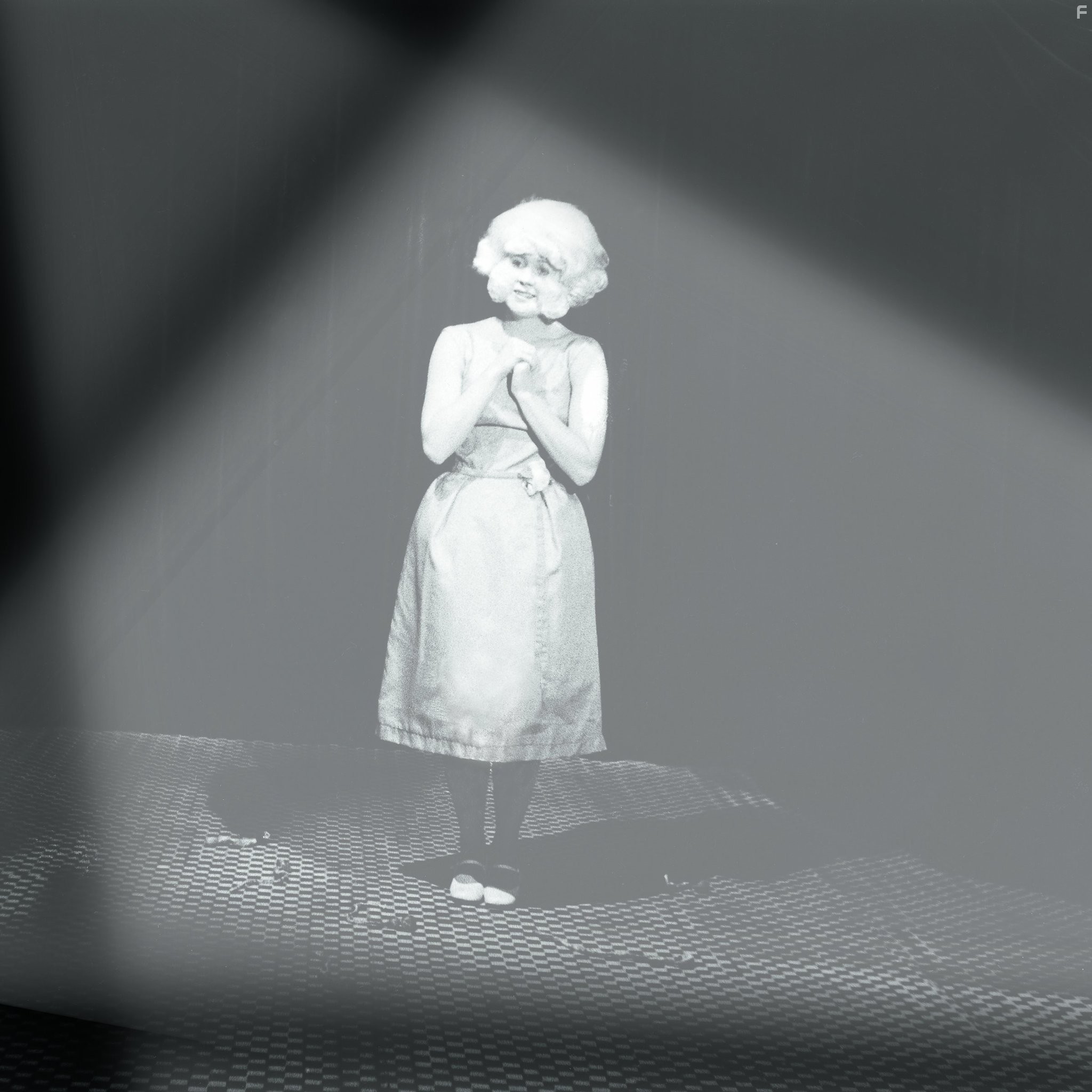 Laurel Near in Голова-ластик (1977)