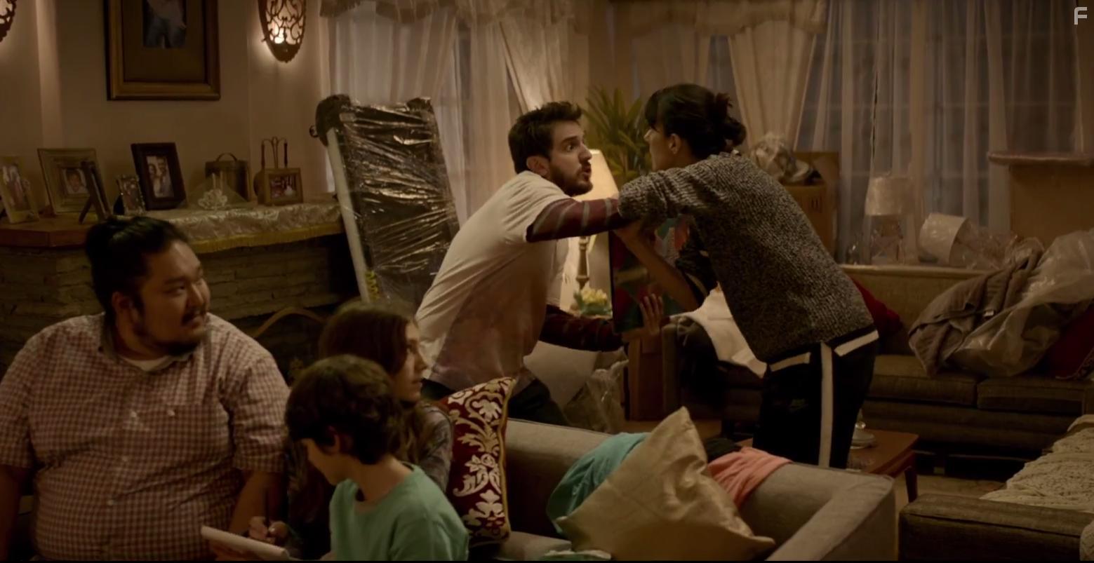 Cecilia Surez, Takato Yonemoto, and Francisco de la Reguera in Cuando los hijos regresan (2017)