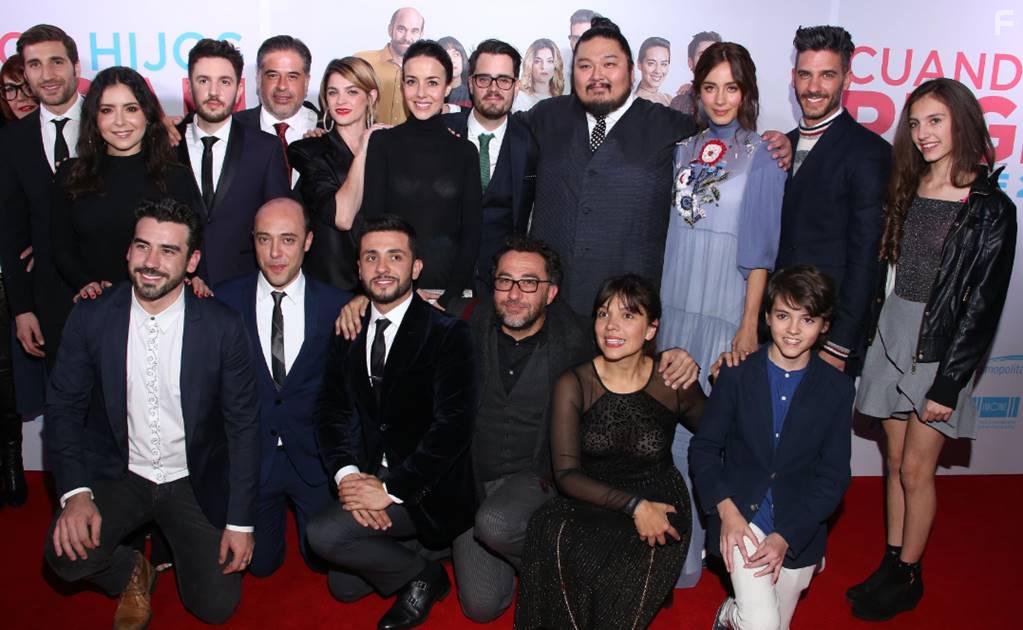 Irene Azuela, Cecilia Surez, Erick Elias, Ramon Orozco Stoltenberg, Javier Gonzalez-Rubio, Hugo Lara Chavez, Esmeralda Pimentel, Diana Bovio, Enrique Latap Silva, Takato Yonemoto, Roberto Quijano, Francisco de la Reguera, and Claudia Gonzlez-Rubio in Cuando los hijos regresan (2017)