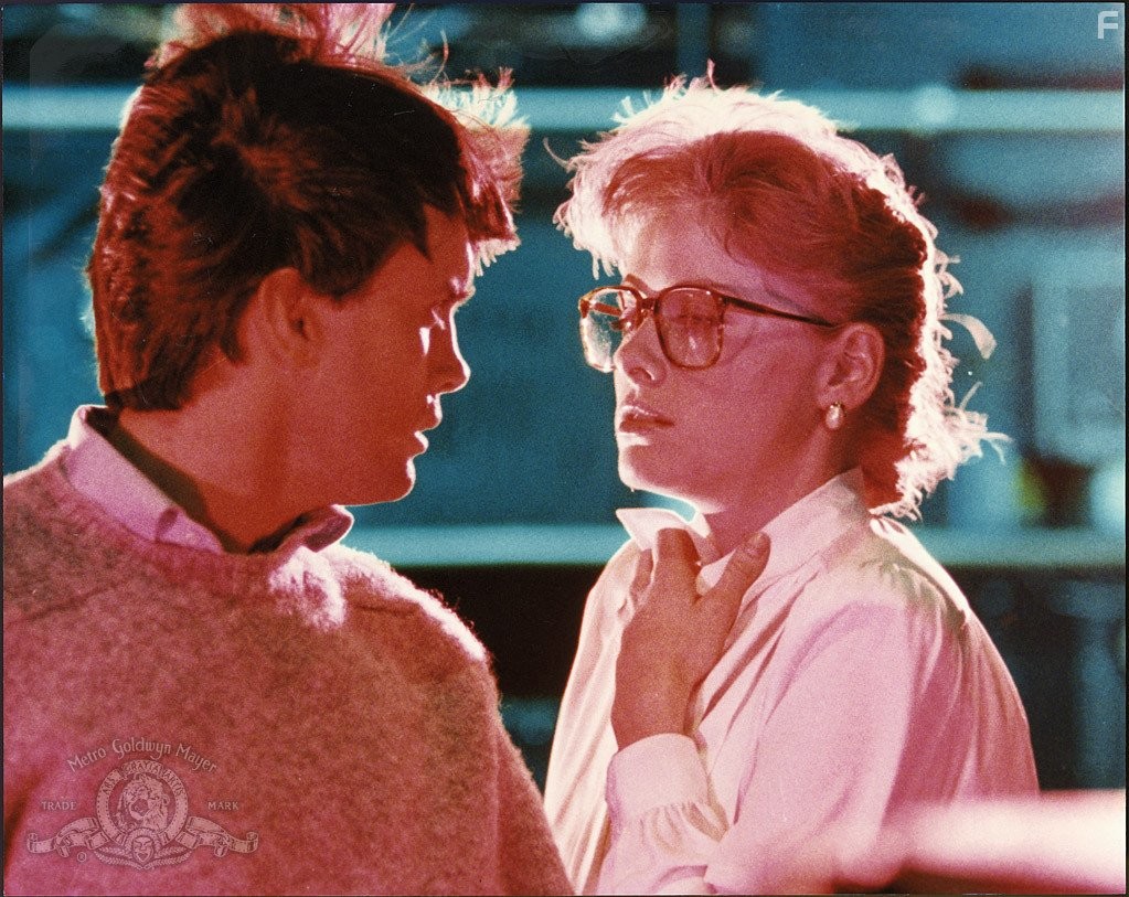 Jeffrey Combs and Barbara Crampton in Извне (1986)