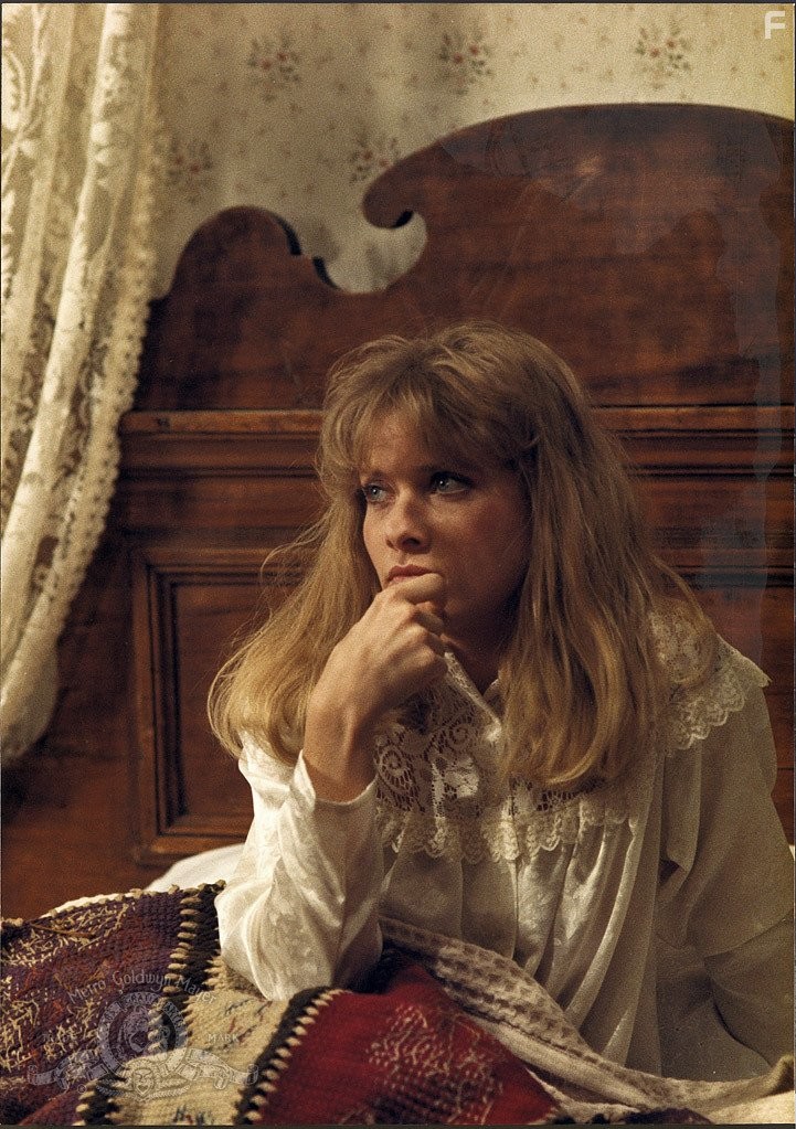 Barbara Crampton in Извне (1986)