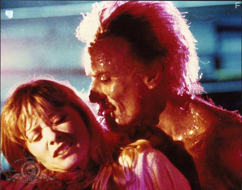 Barbara Crampton and Ted Sorel in Извне (1986)