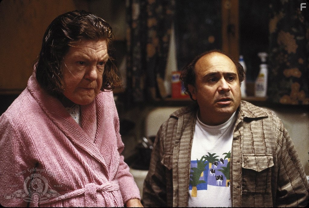 Danny DeVito and Anne Ramsey in Сбрось маму с поезда (1987)
