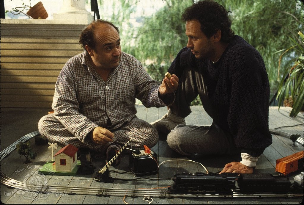 Billy Crystal and Danny DeVito in Сбрось маму с поезда (1987)