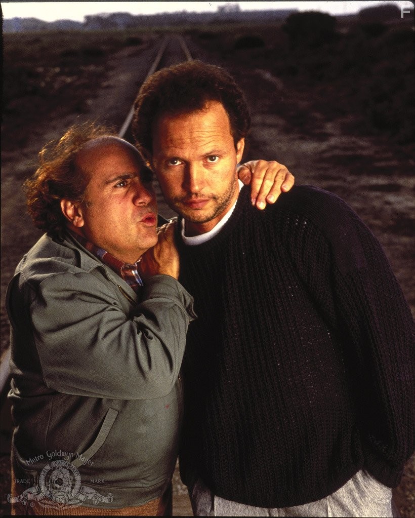 Billy Crystal and Danny DeVito in Сбрось маму с поезда (1987)