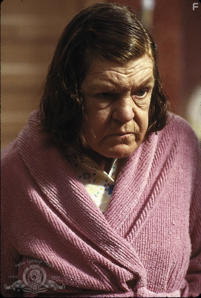 Anne Ramsey in Сбрось маму с поезда (1987)