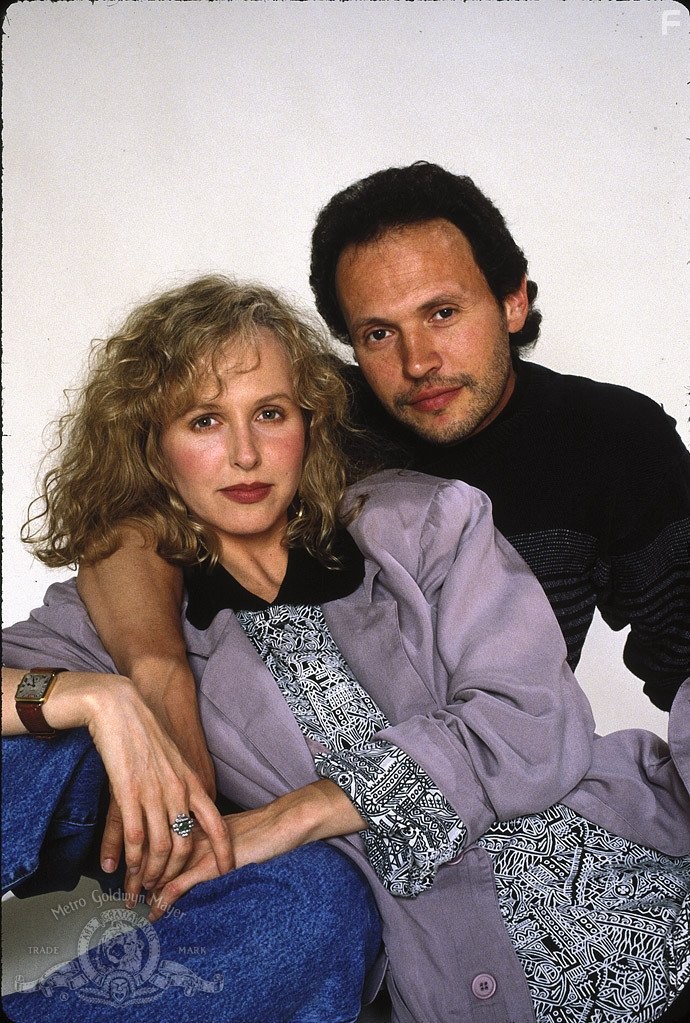 Billy Crystal and Kim Greist in Сбрось маму с поезда (1987)