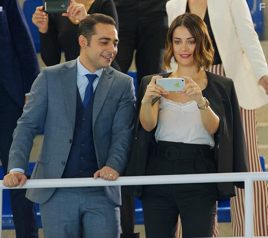 Olgun Toker and Irem Sak in Bir Aile Hikayesi (2019)