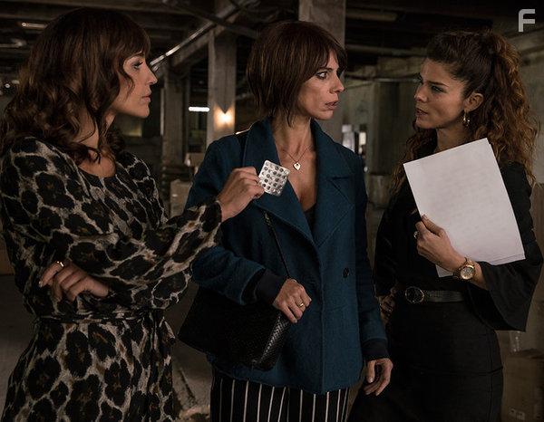 Juana Acosta, Maribel Verd, and Paula Echevarra in Ola de crmenes (2018)