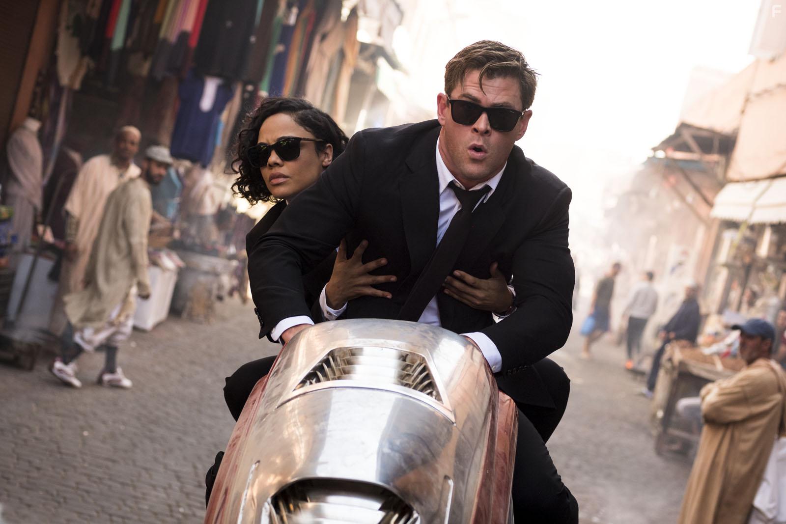 Chris Hemsworth and Tessa Thompson in Men in Black: International (2019)