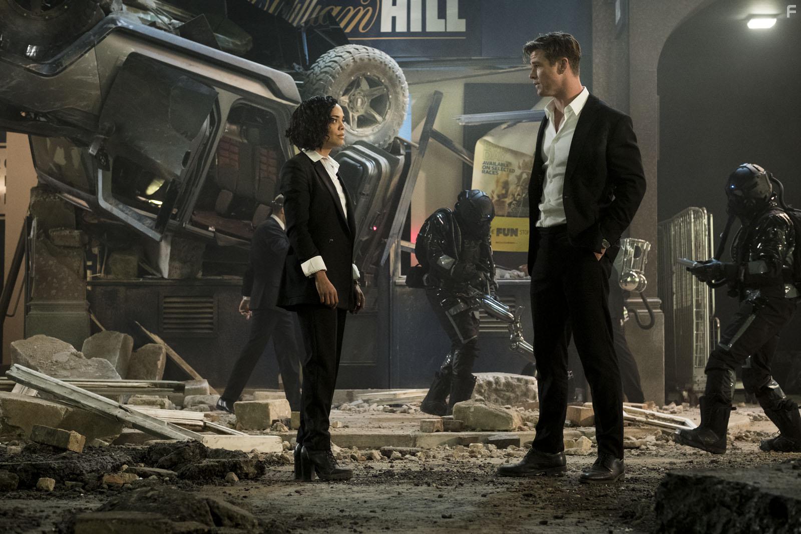 Chris Hemsworth and Tessa Thompson in Men in Black: International (2019)