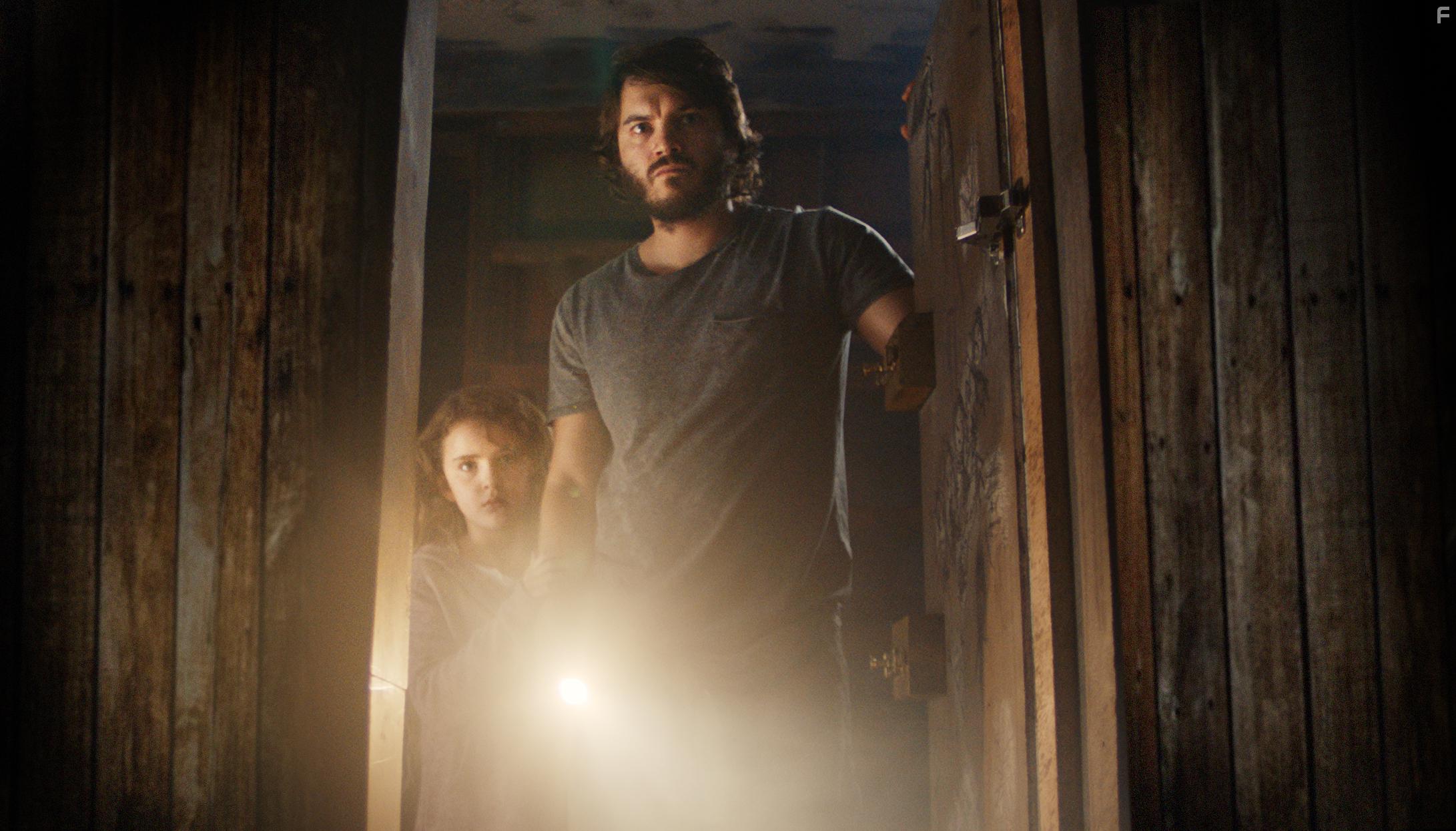 Emile Hirsch and Lexy Kolker in Freaks (2018)