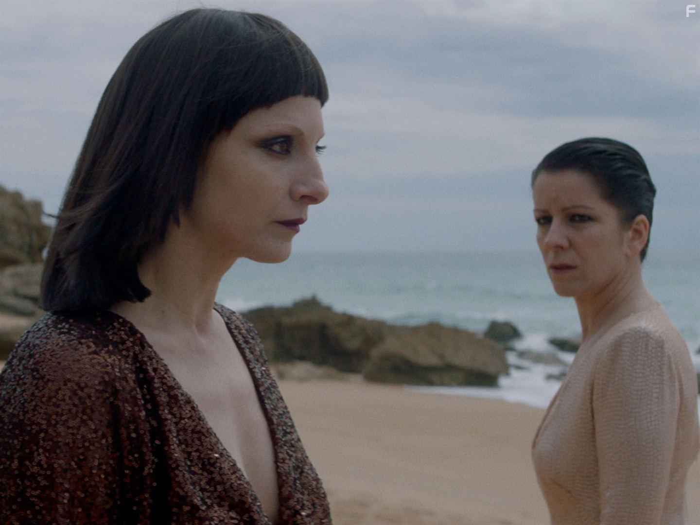 Najwa Nimri and Eva Llorach in Quin te cantar (2018)
