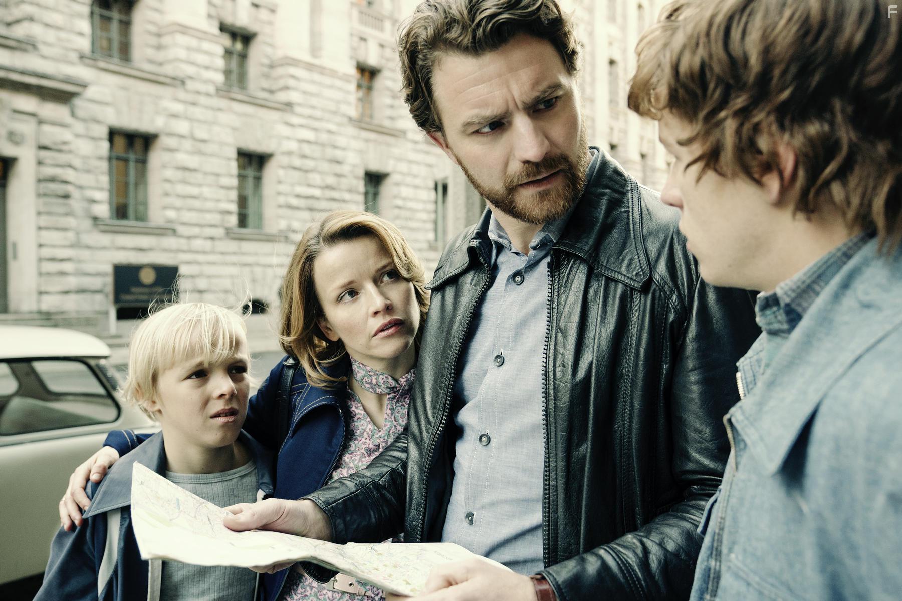Karoline Schuch, Friedrich Mcke, Jonas Holdenrieder, and Tilman Dbler in Ballon (2018)