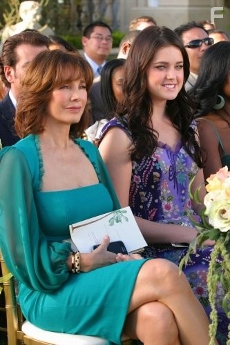 Anne Archer and Ashley Newbrough in Избалованные (2008)